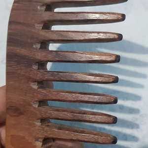 Peine ancho de madera de melocotón Antiestático de alta calidad, herramienta de masaje de cuero cabelludo hecha a mano Natural de etiqueta privada para peluquería rizada pulida - Product Image 1