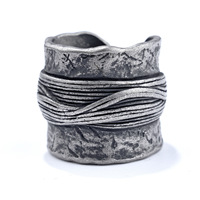 Bague large ouverte en forme d'arc avec détails texturés à la main effet vieilli, bijoux rétro tendance, fournisseur d'accessoires de mode gothique