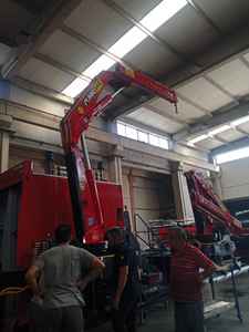 Grue à flèche articulée montée sur camion de haute qualité pompe à boîte de vitesses de 5 tonnes vente pour singapour russie roumanie egypte azerbaïdjan ukraine - Product Image 4