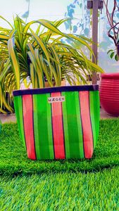 Pochette de toilette cosmétique réutilisable écologique en nylon recyclé de haute qualité avec poignée, sac de plage de voyage rayé personnalisé - Product Image 2