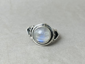 Bague en pierre de lune arc-en-ciel naturelle belle bague en pierre précieuse bleue cabochon bijoux en argent en gros bagues en argent délicates - Product Image 3