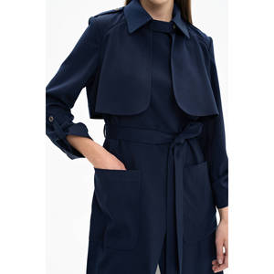 Trench-coat court bleu marine drapé pour femme avec col, poches et ceinture - Product Image 5