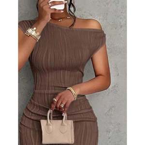 Abito lungo monospalla testurizzato aderente con vita naturale e funzione traspirante - Product Image 5