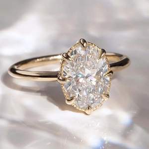 Bague de fiançailles solitaire taille ovale avec diamant de laboratoire, style mignon pour femme - Product Image 6