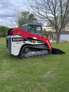 Cargadora de orugas Takeuchi TL12V2 premium económica y potente para movimiento de tierras, paisajismo y trabajos de demolición. Compre ahora. - Product Image 5