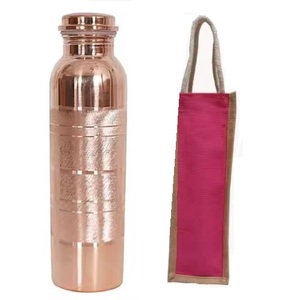 Bouteilles d'eau en cuivre en gros finition de qualité supérieure, forte demande, adaptées aux cadeaux bouteille en cuivre avec sac très exigeant - Product Image 1
