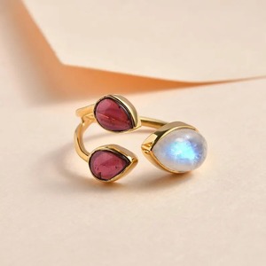 Bague en pierre de lune et grenat rouge artisanale très demandée pour un alignement énergétique ou l'amour et l'intuition disponibles au meilleur prix - Product Image 1