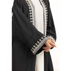 Abaya noire pour femme en georgette froissée brodée, silhouette droite, en tissu mousseline - Product Image 2
