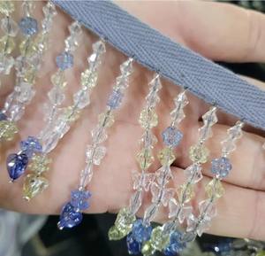 Flecos de Cuentas de 2 1/2 Pulgadas de Largo con Mariposas Azules y Amarillo Claro por Yarda - Product Image 2