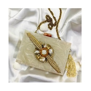 กระเป๋าคลัทช์คุณภาพสูงสำหรับสุภาพสตรี  อุปกรณ์เสริมแฟชั่นทันสมัย กระเป๋าเรซิ่น กระเป๋าถือเรซิ่น ผลิตอย่างดีจากอินเดีย - Product Image 3