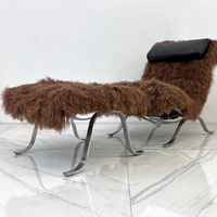 Fauteuil lounge design mid-century haut de gamme fait main et capitonné, Arne Norell Ari, avec ottoman en peau de mouton de Mongolie couleur chocolat