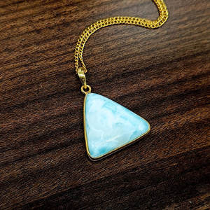 Pendentif en argent sterling fait main avec opale, forme triangulaire de 10 mm, serti en bélière, plaqué rhodium, bijoux de luxe pour fiançailles, mariage et fêtes - Product Image 2