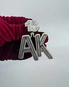 Colgante de Oro Amarillo de 18K Personalizado con Moissanita Certificada GRA, Claridad VVS, Color DEF, Estilo Iced Bling, Chapado en Oro, Ideal para Regalo - Product Image 4