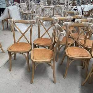 Chaises empilables en bois massif de hêtre et de chêne pour la restauration, avec dossier croisé, en gros, pour la location et la vente en Europe - Product Image 1