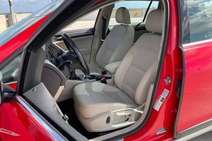 Volkswagen Golf Alltrack SE 2017 d'occasion, 1 propriétaire, boîte manuelle 6 vitesses, moteur turbo 4 cylindres, transmission intégrale, rouge Tornado, non modifiée - Product Image 5