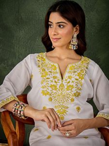 Ensemble Kurta droit en soie mélangée pour femmes, avec pantalon assorti, disponible en qualité et prix d'exportation - Product Image 5