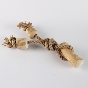 Conçu pour les mâchoires agressives, le jouet à tirer en bois de café triple résistance offre des heures de jeu prolongées tout en nettoyant les dents et les gencives. - Product Image 3