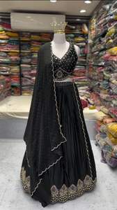 Ropa DDM Semicosida para mujer Satén malayo Seda Lehenga Choli Bordado Trabajo con Dupatta Exportado de India - Product Image 2