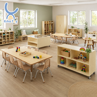 Ensemble de meubles de garderie Montessori en bois avec tables et chaises pour les classes de maternelle, de crèche et de jardin d'enfants