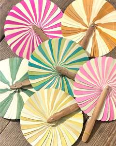 Abanico Artesanal de Madera de Coco Colorido, Abanico Ecológico de Hoja de Palma, Decoración Única para Bodas y Eventos, Regalo Vibrante para la Temporada Festiva - Product Image 2