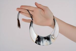 Collar de cuerno natural hecho a mano, tallas tribales intrincadas, accesorio de moda de lujo para bodas, fiestas, precio bajo HF - Product Image 4