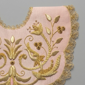 Cuello de Uniforme Real Bordado a Mano con Hilo Metálico Dorado, Color Rosa, de Primera Calidad, con Flecos - Product Image 3