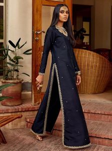 MAGNIFIQUE ROBE KURTA, PANTALON ET DUPPATA LONGUEUR AU SOL AVEC BRODERIE ZARDOZI DÉCENTE OFFRÉE POUR VÊTEMENTS DE FÊTE/MARIAGE = 2024 - Product Image 2