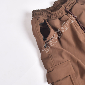 Pantalon de neige confortable en softshell marron avec extérieur imperméable, poches cargo fonctionnelles, isolation thermique et taille élastique - Product Image 4