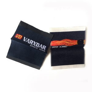 Etiquetas tejidas de lujo de alta calidad para bordado de prendas de cuello MOQ bajo Etiquetas de máquina de corte recto impresas personalizadas - Product Image 5