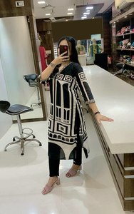 Bollywood inspiré rampe prêt col en V numérique imprimé mousseline soie Kurti ensemble tenue de fête de mariage avec taille et choix de couleur - Product Image 3