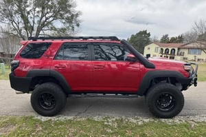 Toyota 4Runner TRD Pro 2017 con Modificaciones Todoterreno Extensivas, Supercargado, 4x4, Rojo Metálico Barcelona - Product Image 4