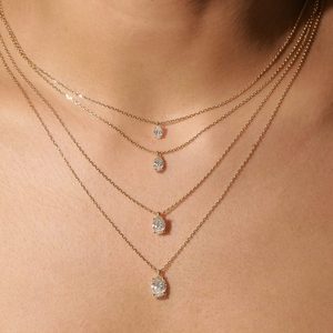 Collar con Colgante de Plata de Ley 925 con Baño de Rodio, Elegante Moissanita Redonda de Corte Brillante con Engaste de Garra, 5 Gramos, para Mujer - Product Image 1