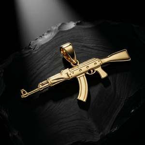 Colgante Premium Monarch Noir Rifle en Tono Dorado con Detalles Negros, Colgante de Moda Urbana de Lujo - Product Image 1