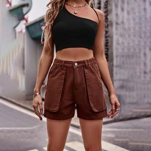 Shorts Cargo Estivi Trendy a Vita Alta in Tessuto Canvas Traspirante con Logo in Spandex - Comodi 'Hot Shorts' per Valorizzare il Sedere - Product Image 1
