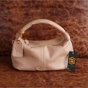 Sacs en cuir souple colorés pour femmes Pochette à poignée roulée élégante en 6 nuances élégantes faites à la main par Djoen Leather From Indonesia - Product Image 6