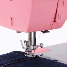 Magnifique qualité, neuve d'usine, machine à coudre rose robuste 4411 avec accessoires - Product Image 2