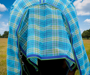 Équipement équestre haut de gamme - Couverture de cheval en maille personnalisable avec logo pour le paddock et l'écurie - Product Image 4