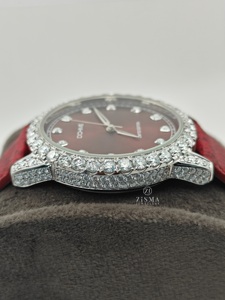 นาฬิกาเพชรทรงกลมตัดเพชรสีแดงสำหรับชายและหญิงที่ได้รับการรับรองจาก VVS Moissanite สร้างขึ้นสำหรับผู้ชายและผู้หญิงเพื่อแสดงถึงแถวหน้าของแฟชั่นฮิปฮอป - Product Image 2