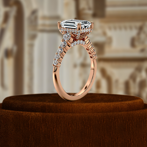 Anillo de compromiso con diamante esmeralda cultivado en laboratorio de 1 quilate, anillo solitario con pavé de diamantes en medio de la banda, halo oculto de diamantes, pavé de diamantes en el tallo, oro de 14 quilates - Product Image 4