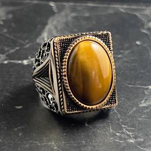 Anillo de Plata de Ley 925 Auténtica para Hombre con Piedra de Ojo de Tigre Marrón Natural Bordada con un Diseño Especial - Product Image 1