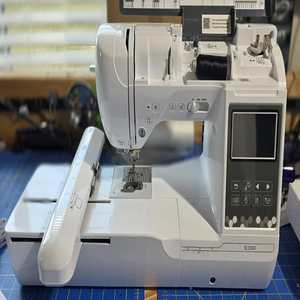 Machine à coudre et à broder Brother SE2000 - Prête pour la connexion sans fil (LAN) - À vendre - Product Image 1
