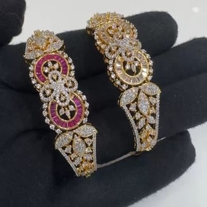 Elégant beau et de meilleure qualité finition or AD Stones Look Bracelet pour un usage moderne et un bracelet de fête pour femmes et filles - Product Image 1