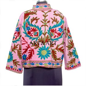 Chaqueta Boho de Algodón con Bordado Suzani de Pato Hecho a Mano, Acolchada, Ecológica, Transpirable y Personalizable, con Diseño Floral Artístico - Product Image 5
