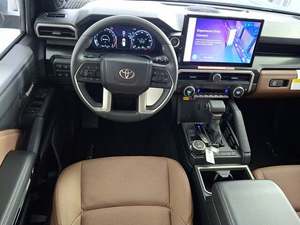 Faible kilométrage 2024 pour 4Runner Limited 4WD Automatique Conduite à gauche Intérieur foncé Sièges en tissu Neuf/Occasion SUV - Product Image 3