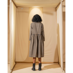 Vestido de Algodón JAYA Corte A con Cuadros Beige/Indigo y Cintura Natural - Product Image 2