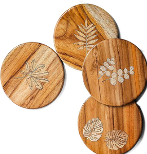 Posavasos redondos de madera natural con un patrón de mandala y caja de almacenamiento. Disponible a precios de mayoreo. - Product Image 2