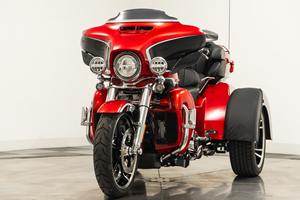 TUK 2021 CVO Tri-Glide Naranja Atardecer y Negro Disponible para Venta en 2023 2024 2025 con Rendimiento Completo - Product Image 3