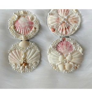 Portable seashell mirror with marine design, handcrafted hand accessory suitable for everyday or gift use - Product Image 1