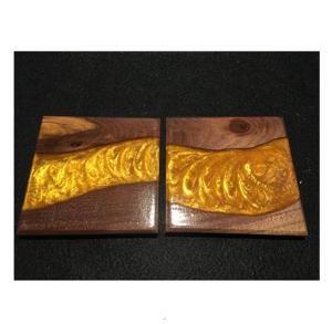 Ensemble de 2 sous-verres en résine dorée et noyer de forme carrée finie naturelle, parfaits pour les boissons à la maison, le thé et la décoration de table. - Product Image 1