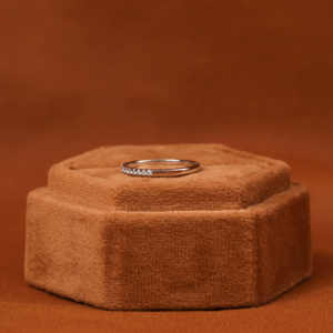 Micro pavimentado Tiny Round Cut Lab Grown Diamond Half Eternity Band 14KT Banda de boda de oro sólido Fabricación de joyas especiales para mujeres. - Product Image 3